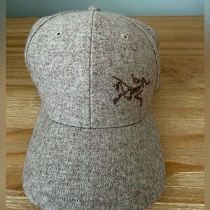 Arc’teryx Dark Beige Wool Blend Ball Cap Fitted. Like New. Excellent Condition.